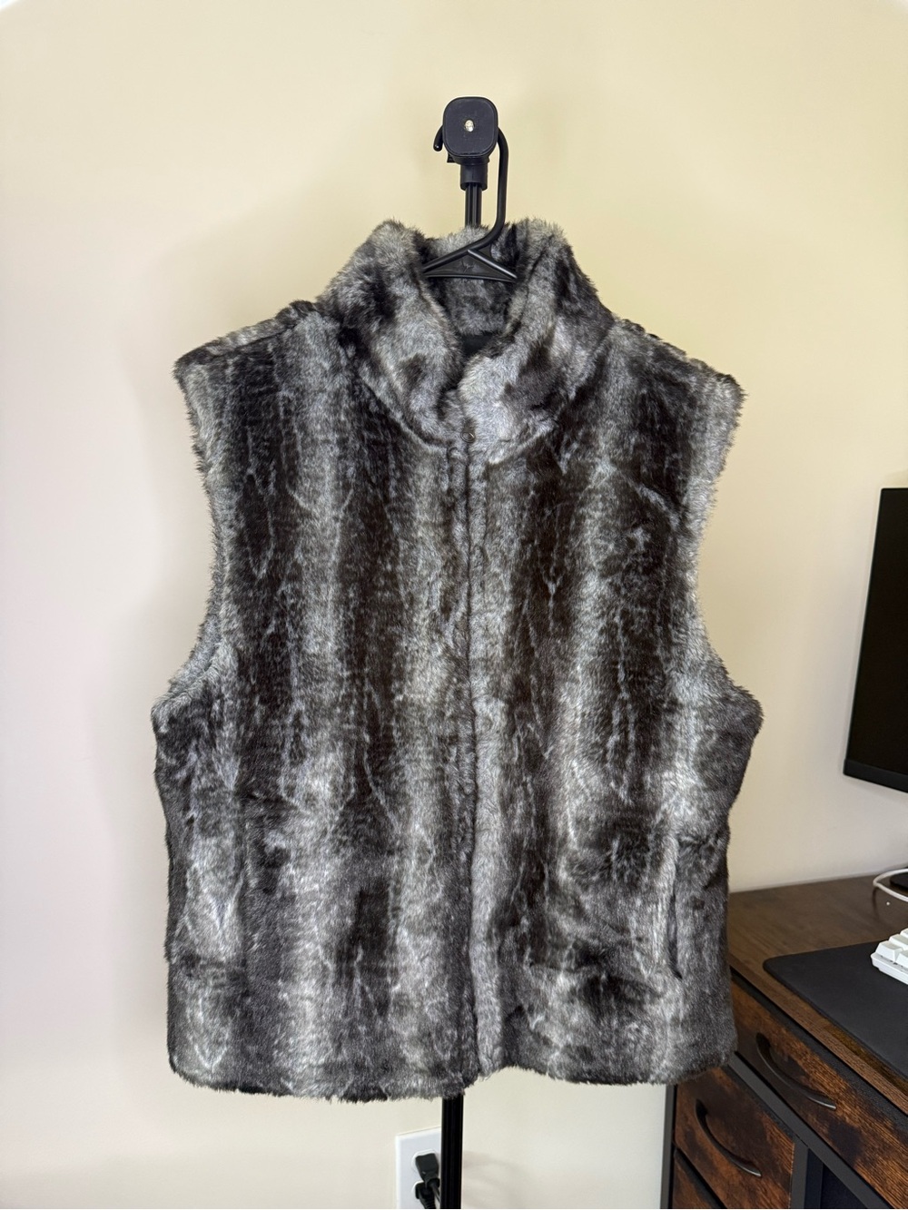 Plush Faux-Fur Sleeveless Vest - Gray